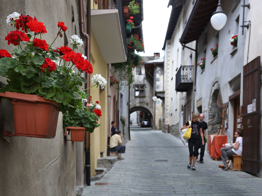 Le long des rues du village