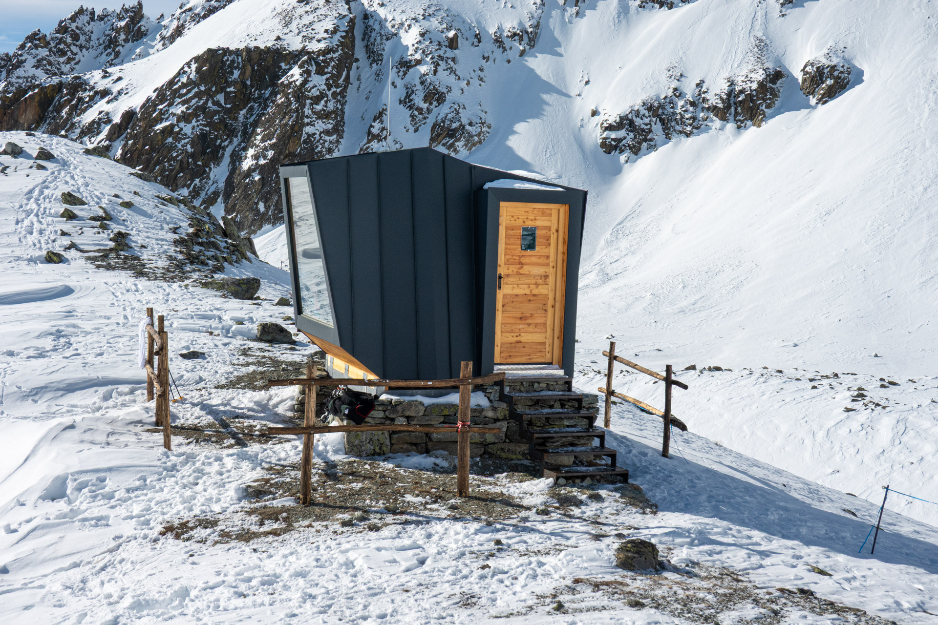 Il bivacco di Chardonney (foto Enrico Romanzi)