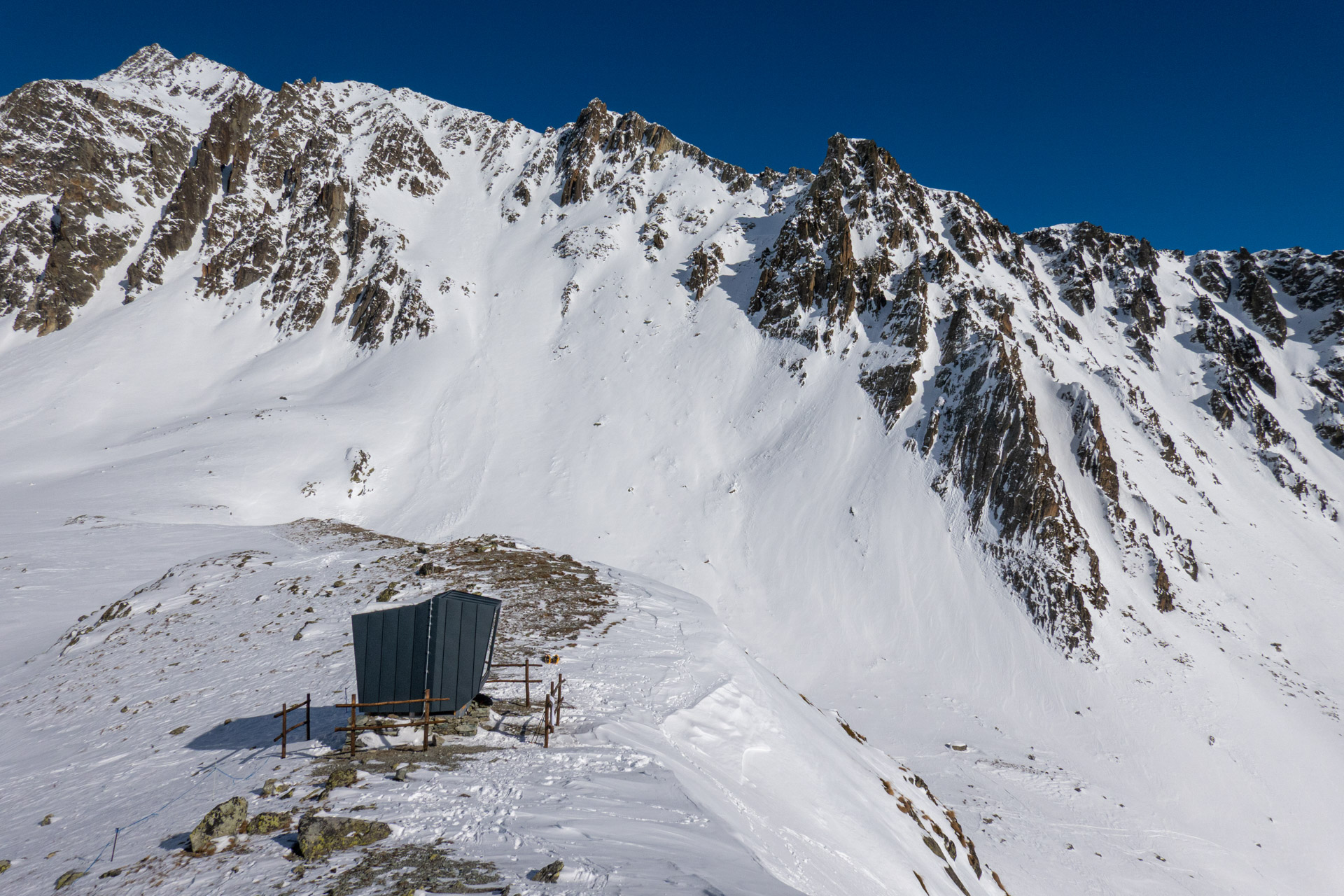 Il bivacco (foto Enrico Romanzi)