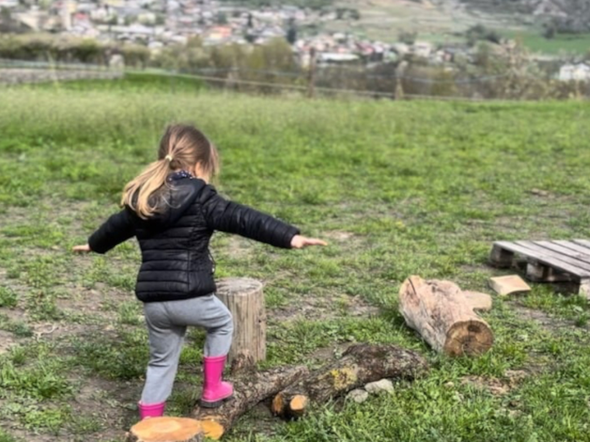 Bimba sul tronco