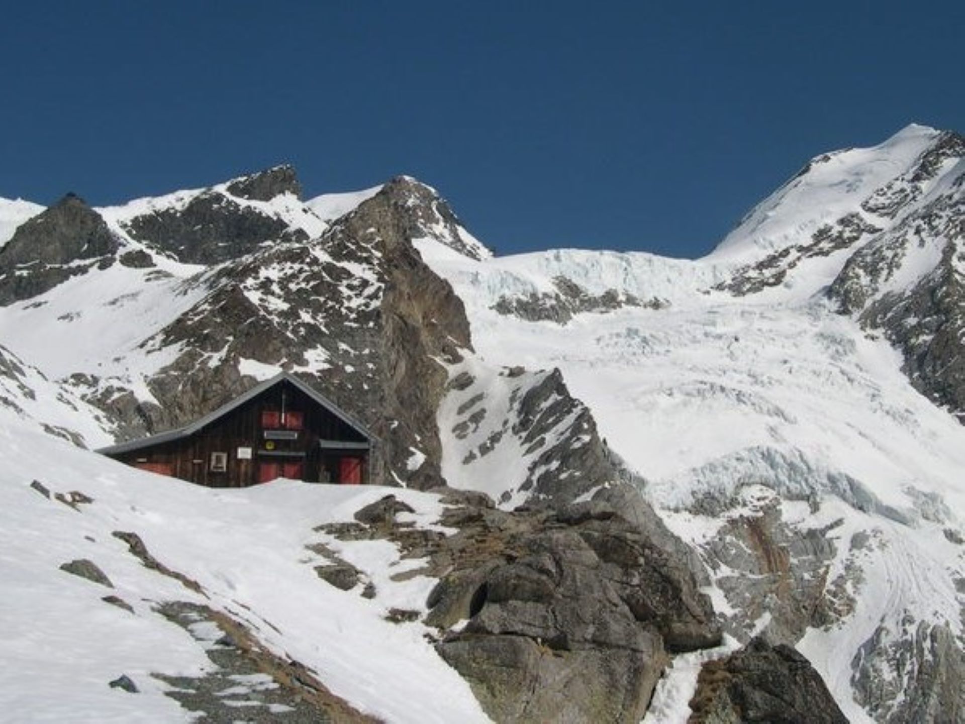 Rifugio Mezzalama - Esterno in inverno