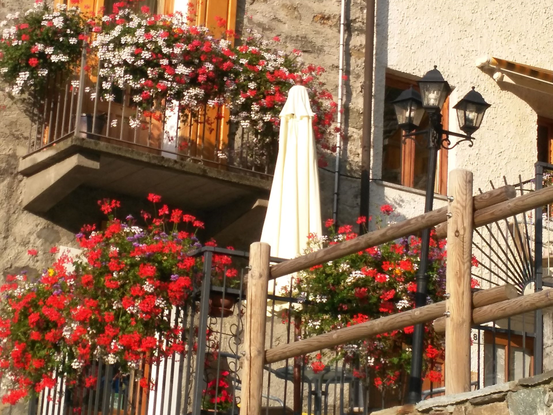 B&B Maison Vallomy - Exterior en verano