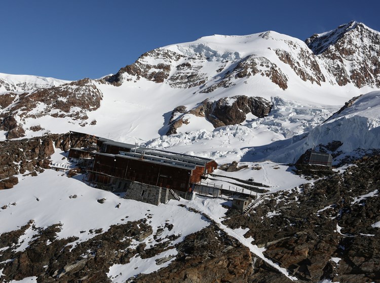Rifugio Giovanni Gnifetti - Exterior con vistas panorámicas