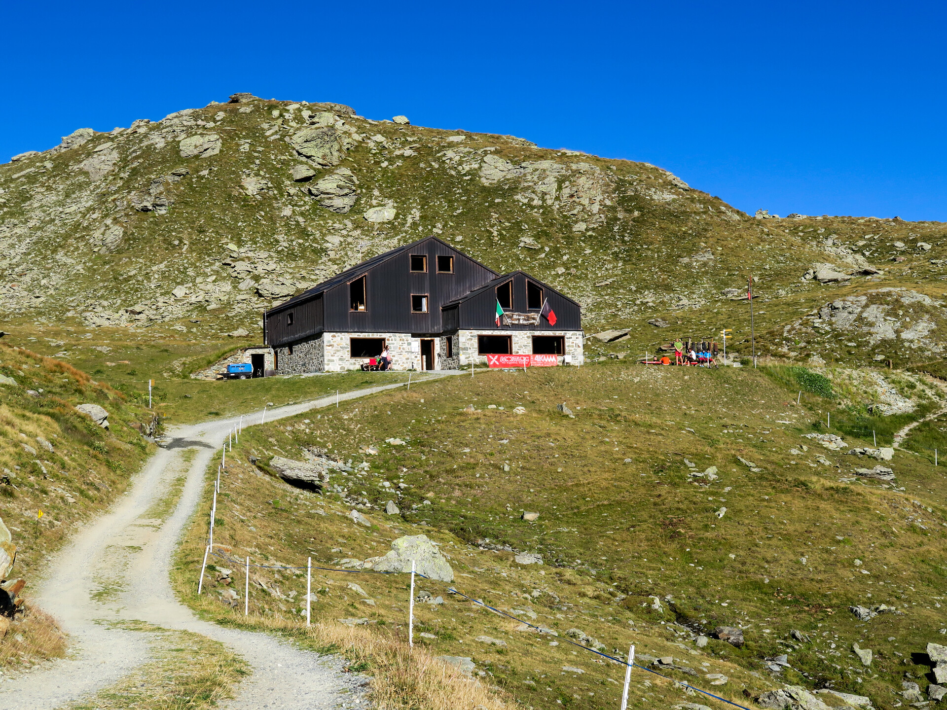 Rifugio Grand Tournalin - Esterno in estate