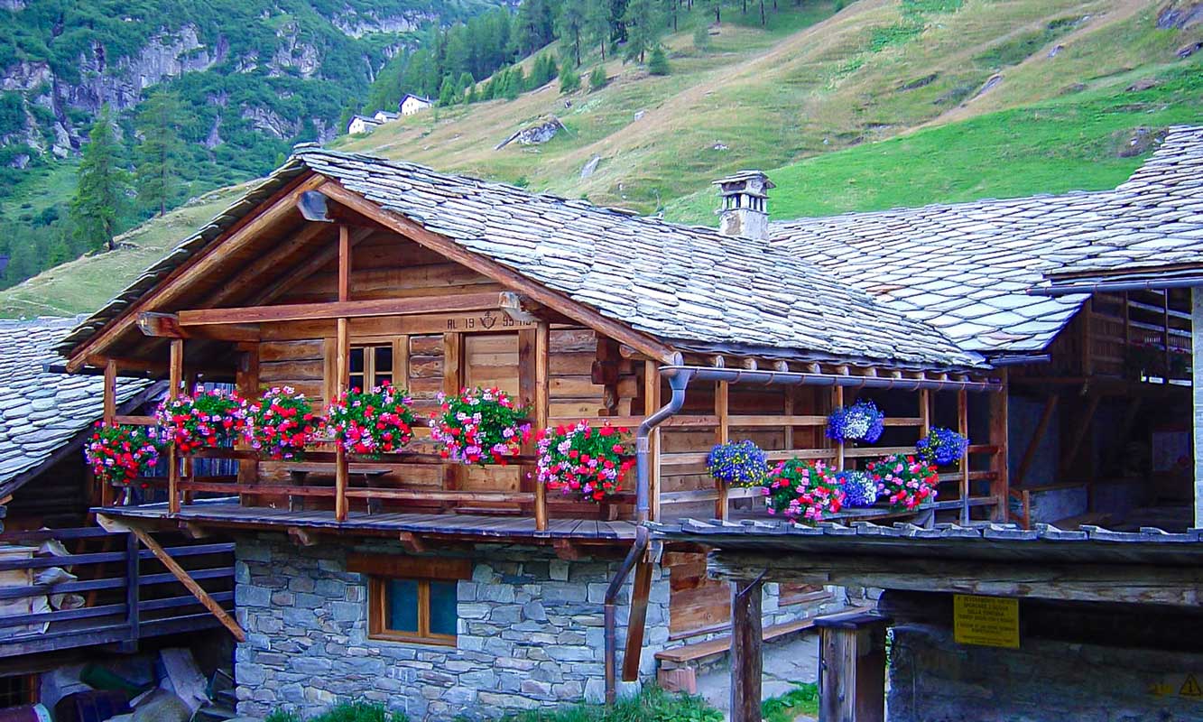Rifugio Alpenzu Grande - Exterior in summer
