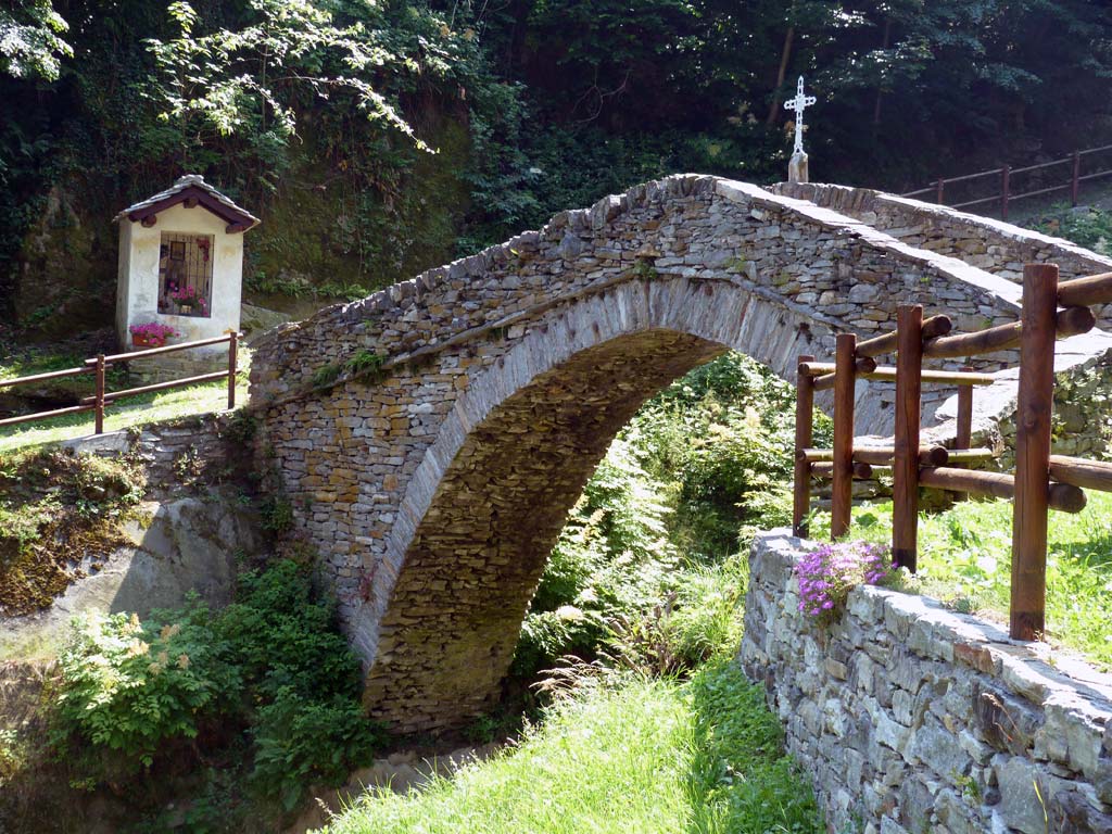 Bridge along the path to the Retempio sanctuary