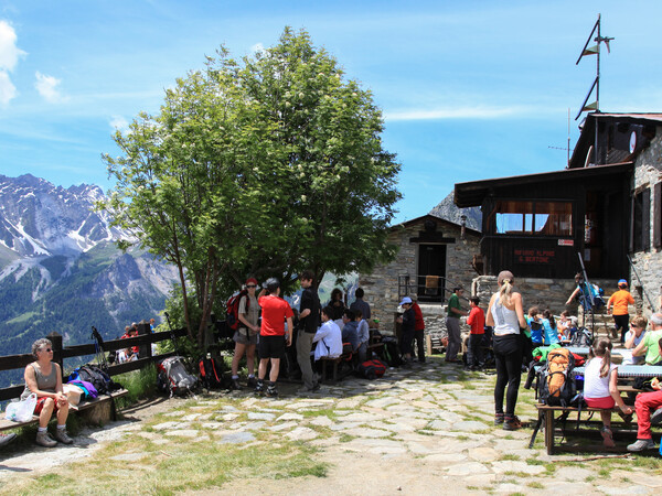 Refuge Giorgio Bertone - Randonneurs au refuge - panorama