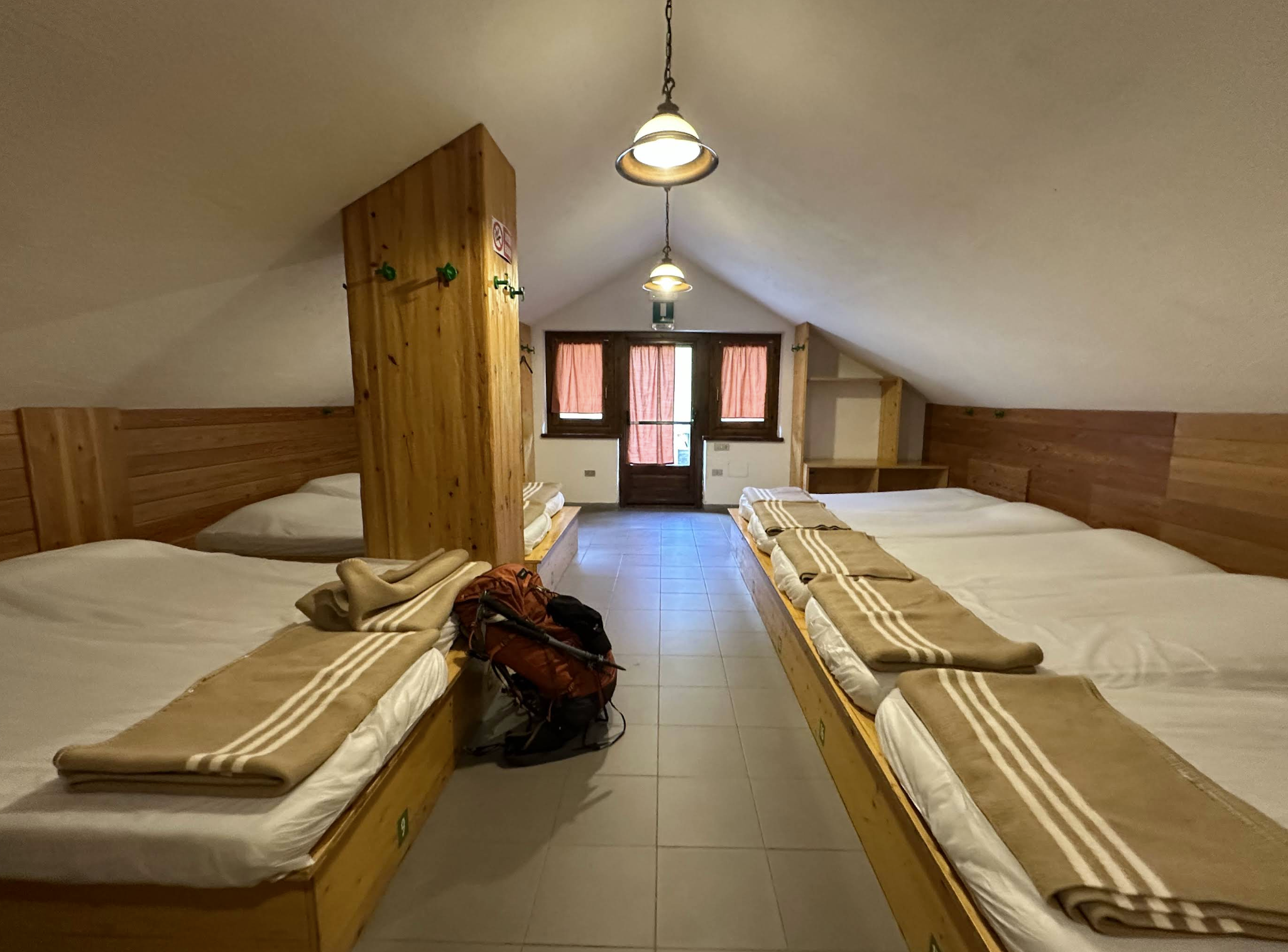 Berghütte Elena – Schlafsaal mit Einzelbetten