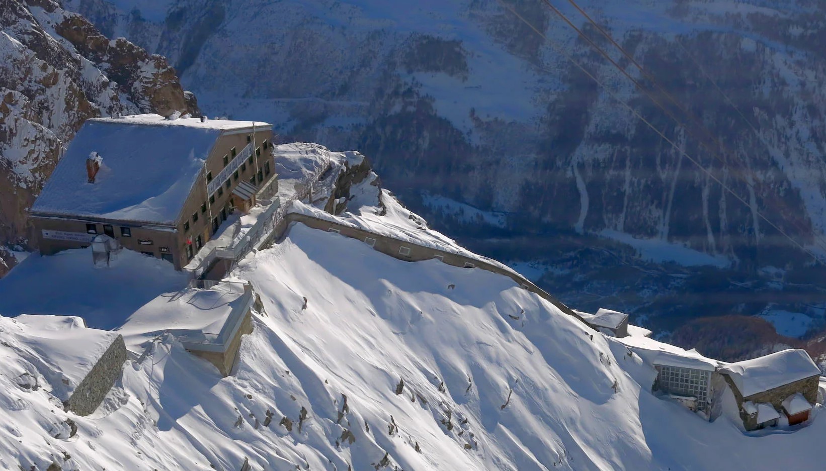 Refuge Torino - Extérieur en hiver - vue sur l'ancien refuge Torino