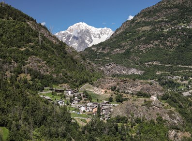 Il Monte Bianco e la frazione Rochefort
