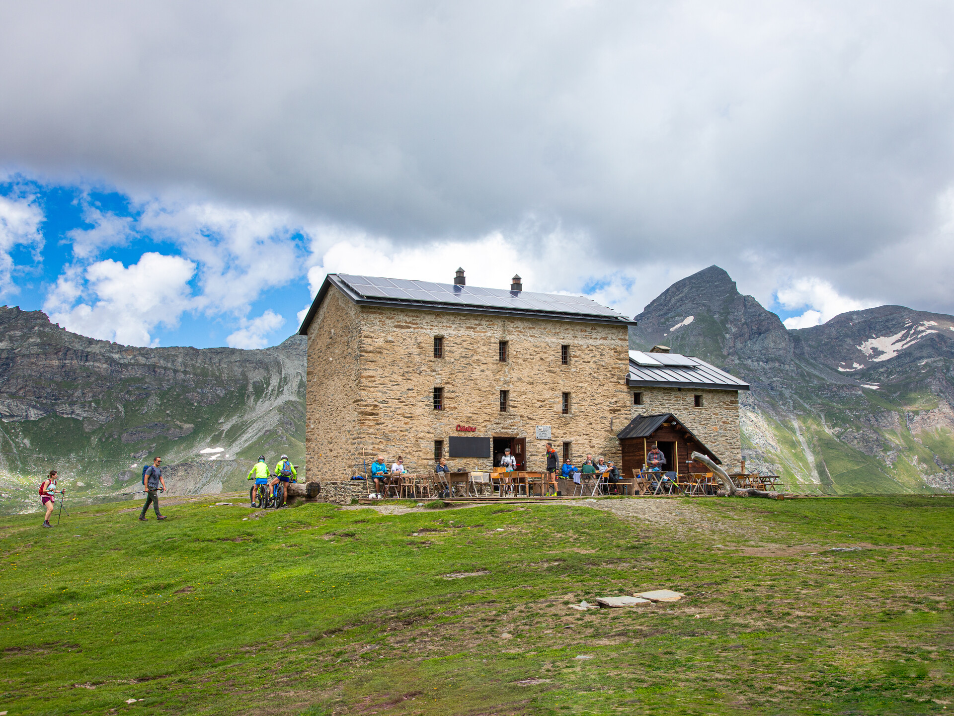 Berghütte Miserin – Außenansicht im Sommer
