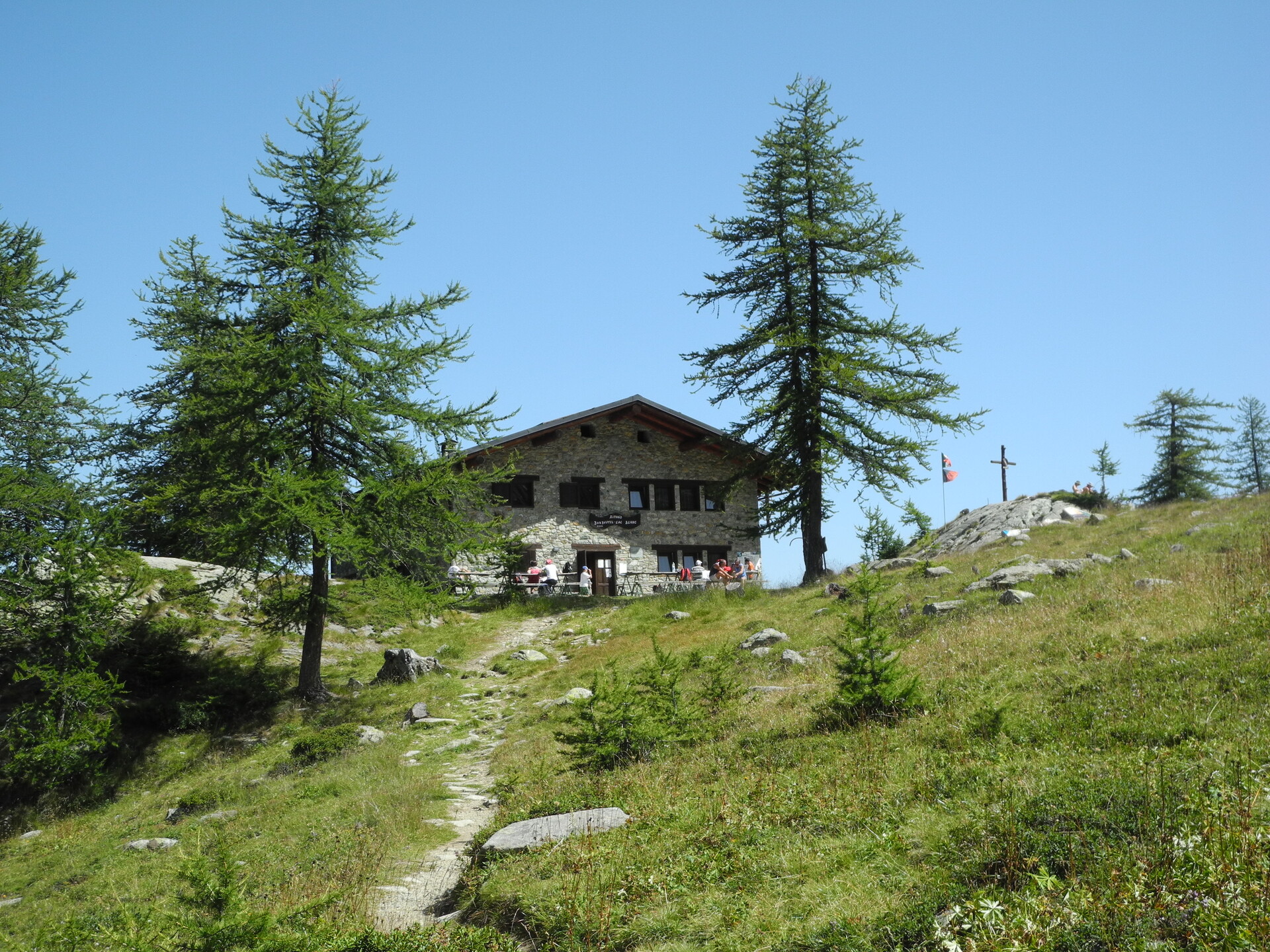 Refugio Barbustel Lac Blanc - Exterior en verano