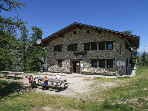 Refugio Barbustel Lac Blanc - Exterior en verano