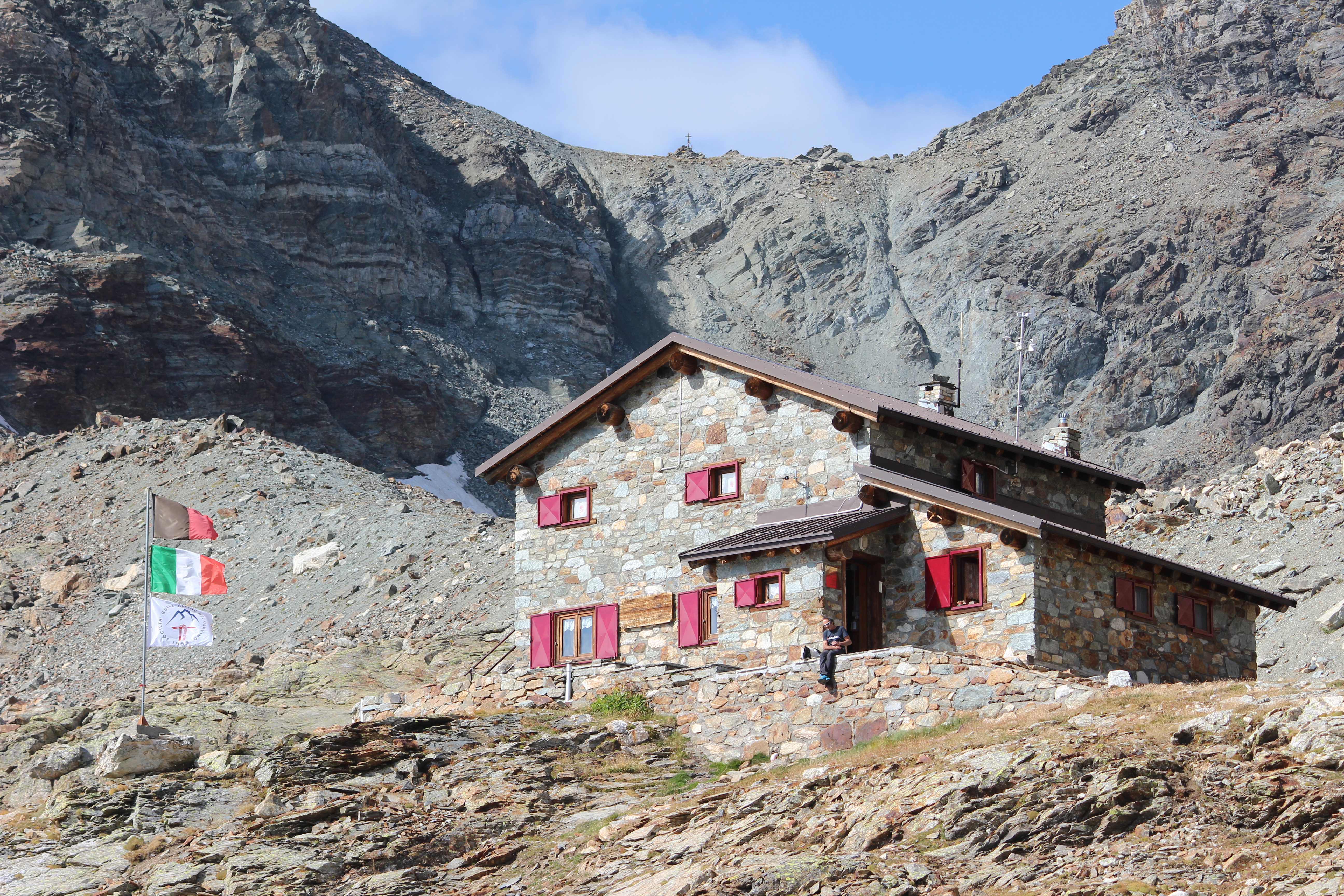 Berghütte Perrucca Vuillermoz – Außenansicht im Sommer