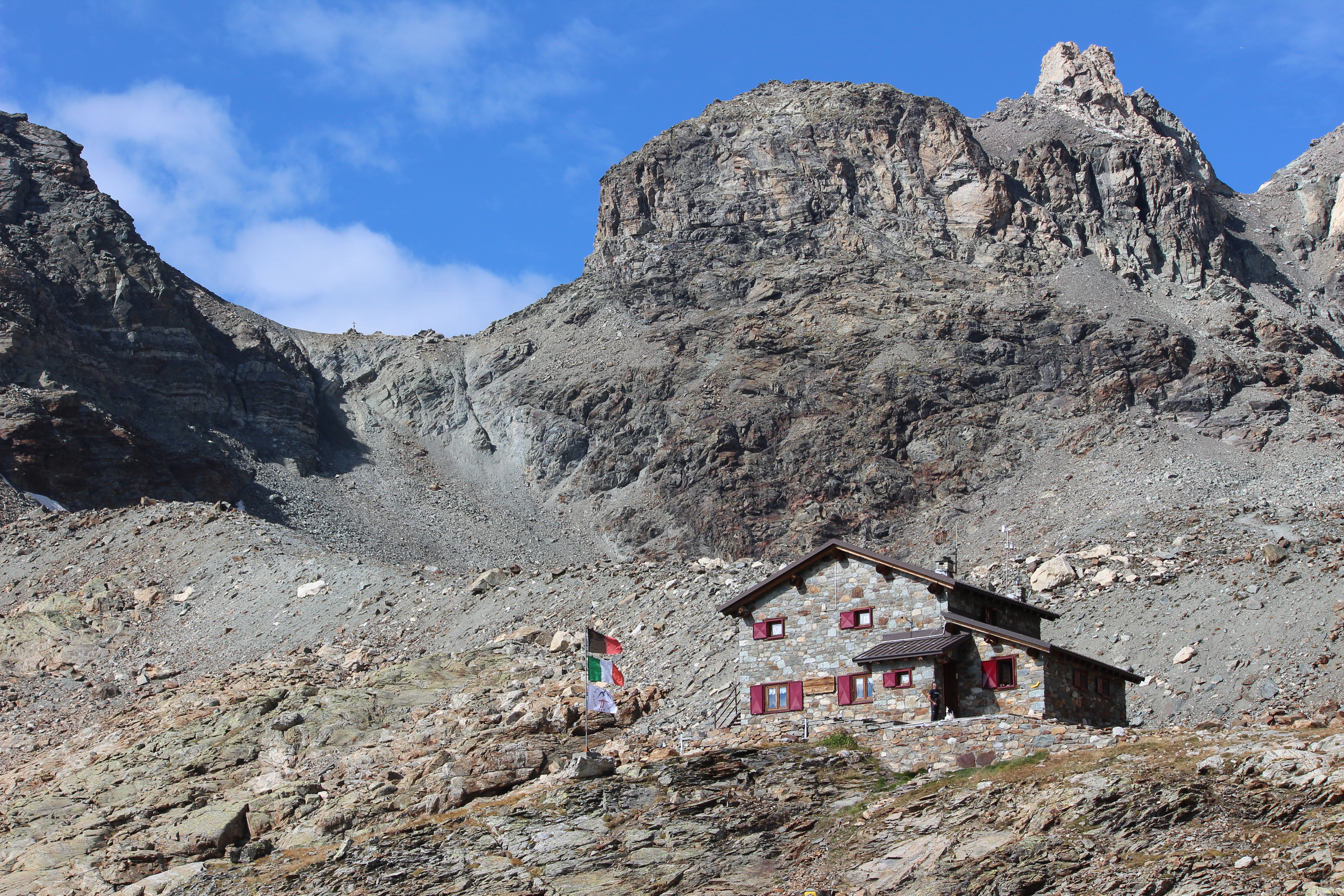 Berghütte Perrucca Vuillermoz – Außenansicht im Sommer